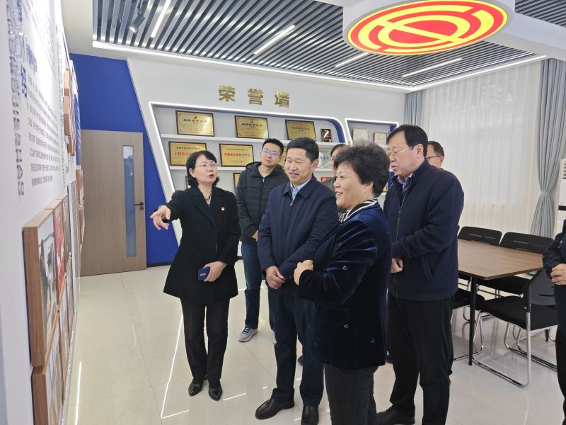 草逼网站2025年05月09日上午 安阳市人大常委会副主任、市总工会党组书记、主席夏军一行莅临华阳电磁铁参观调研；对公司2023年全国五一劳动奖章获得者汪利娜慰问，并听取劳模工作室相关情况汇报